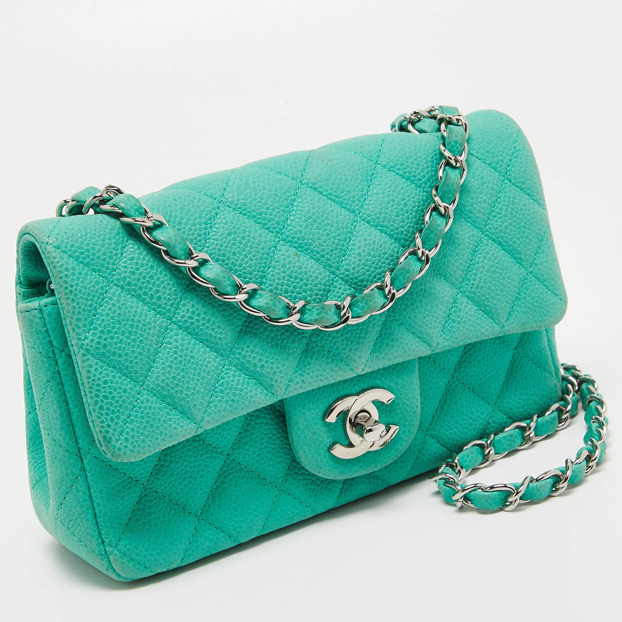 Chanel Grünes gestepptes Kaviar-Leder New Mini Classic Flap Bag Damen im Angebot