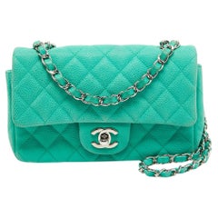 Chanel - Mini sac classique à rabat en cuir caviar matelassé vert nouveau