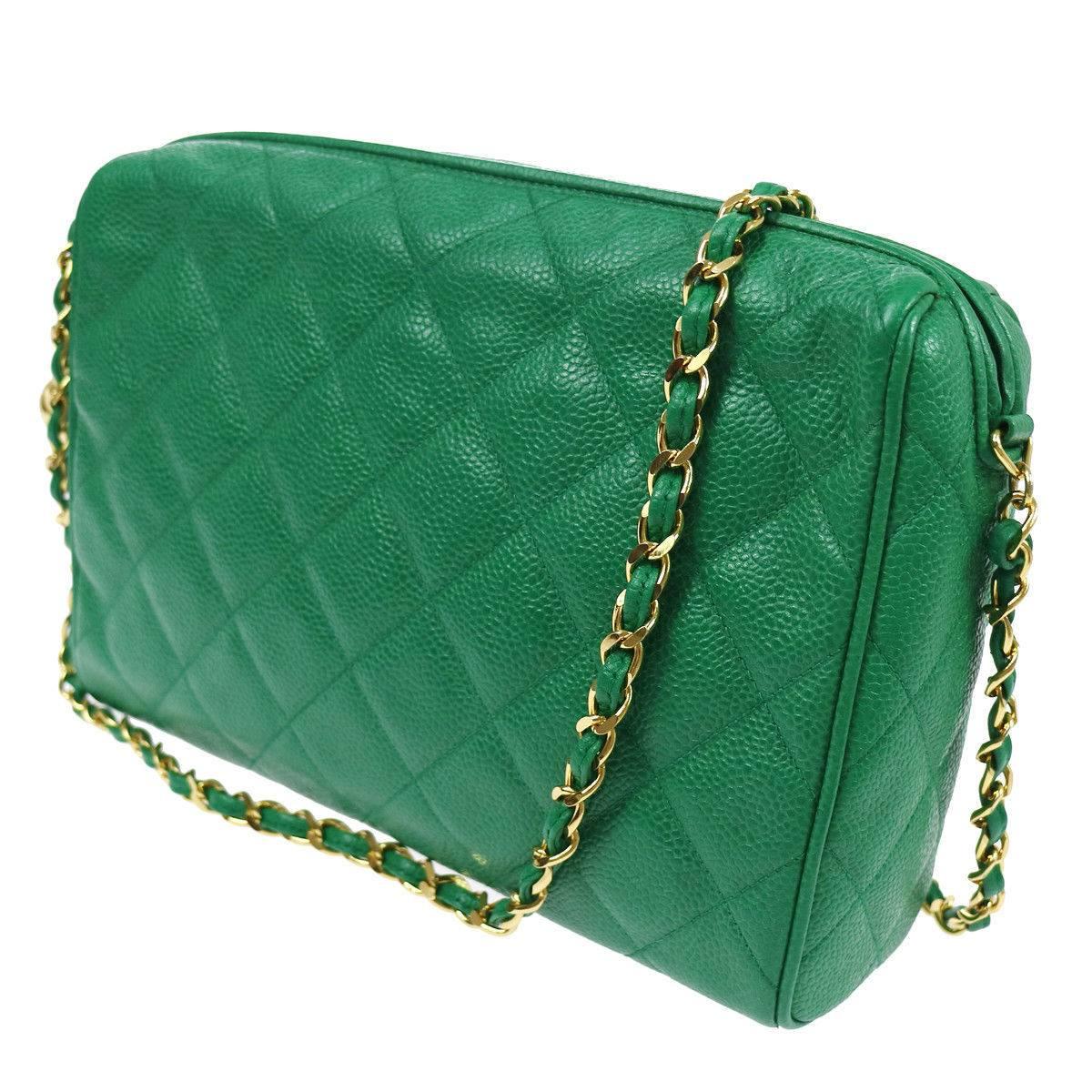 - Vintage 90s Chanel green quilted caviar leather shoulder bag. 

- Featuring a gold-toned 