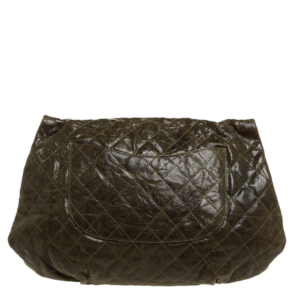 Wir sind begeistert von dieser Klappentasche von Chanel:: denn sie ist auf eine surreale Weise ansprechend. Sie ist aus glasiertem Kaviarleder im Steppdesign gefertigt und trägt das charakteristische Label auf der Innenseite des Stoffes sowie den