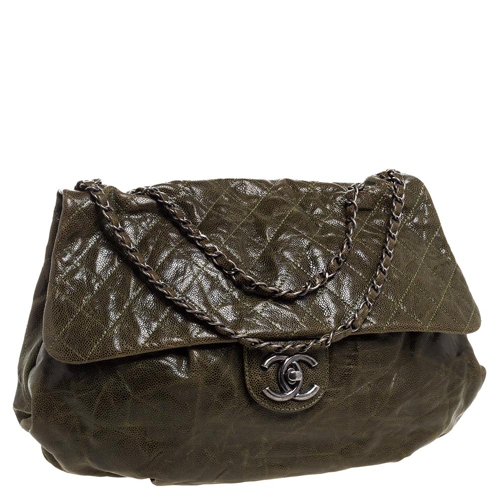 Chanel Grün gesteppt glasiert Kaviar Leder elastisch CC Maxi Klappe Tasche im Zustand „Gut“ in Dubai, Al Qouz 2
