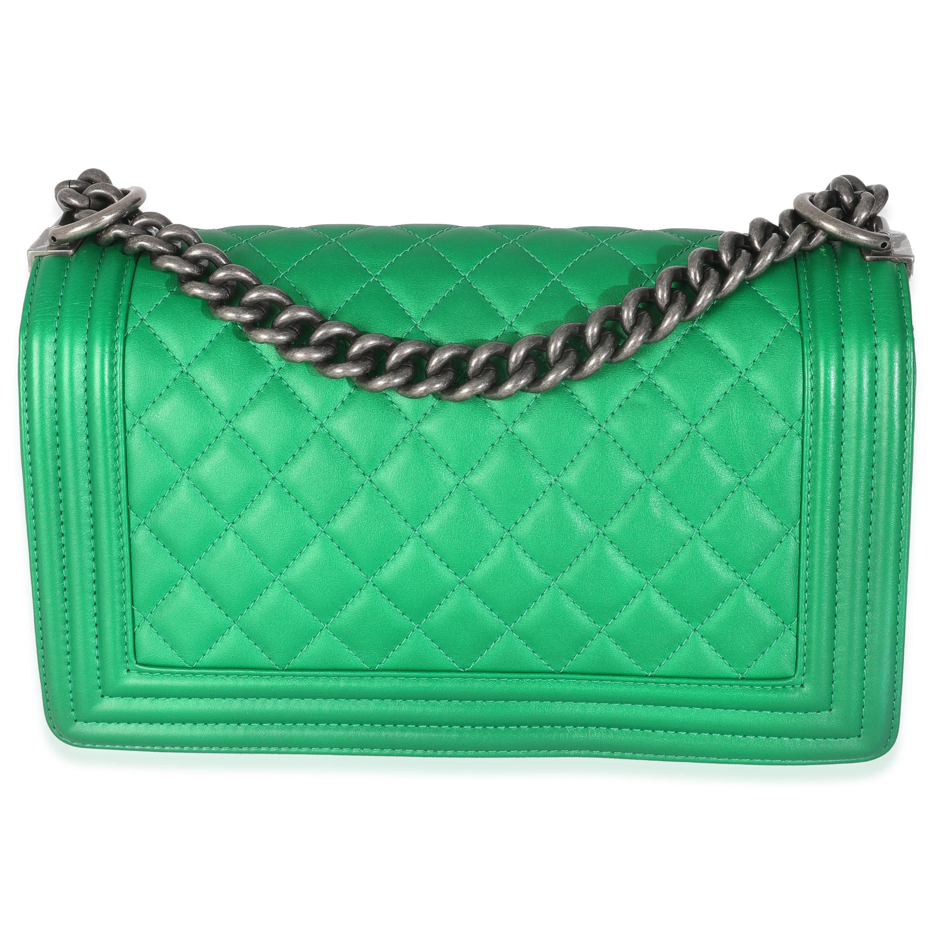 Listing Title : Chanel Sac à main moyen en cuir d'agneau matelassé, émail CC, vert
SKU : 147087
Condit : Usagé 
Description de l'état : Classique instantané, le sac Boy de Chanel a été lancé en 2011. Le sac matelassé a été conçu par feu Karl