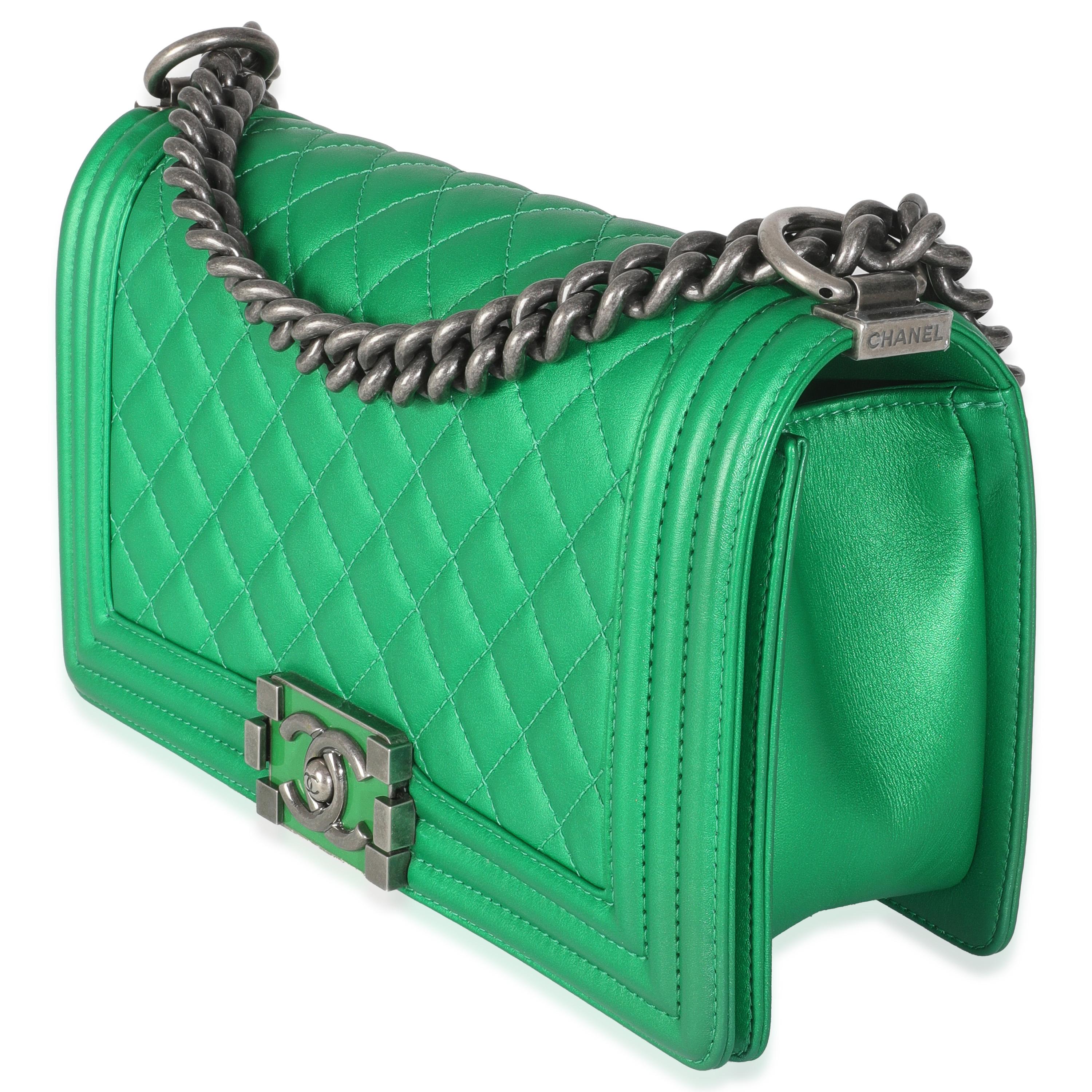 Chanel Green Quilted Lambskin Enamel CC Old Medium Boy Bag Excellent état - En vente à New York, NY