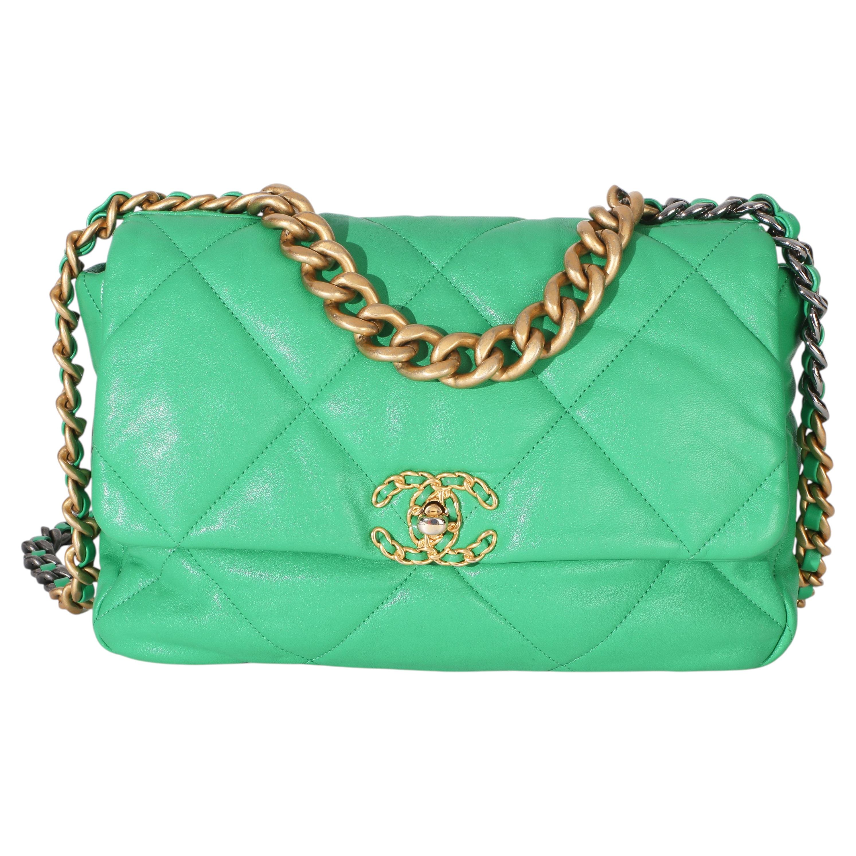 Borsa Chanel grande con patta, modello 19, in pelle di agnello trapuntata verde