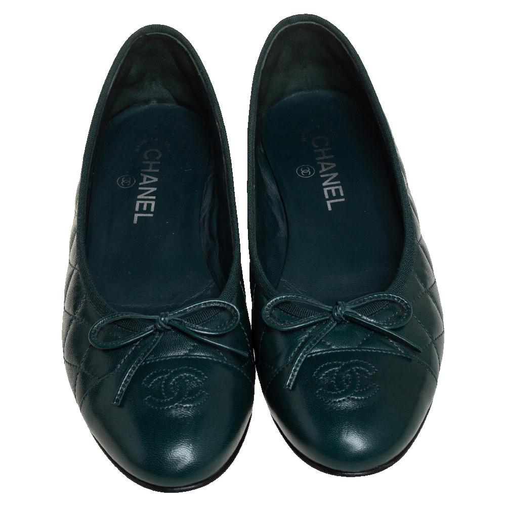 Step out in these stylish and impressive Chanel ballet flats to bring out your fashionable side. Crafted from green-hued quilted leather, the pair features cap toes with stitched CC logo details, bows on the vamps, and durable outsoles.

Includes: