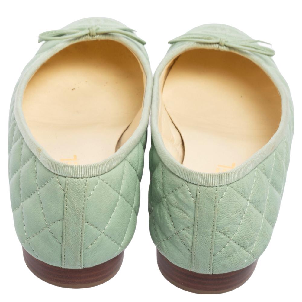 Chanel Green Quilted Leather CC Bow Ballet Flats Size 38.5 In Good Condition In Dubai, Al Qouz 2