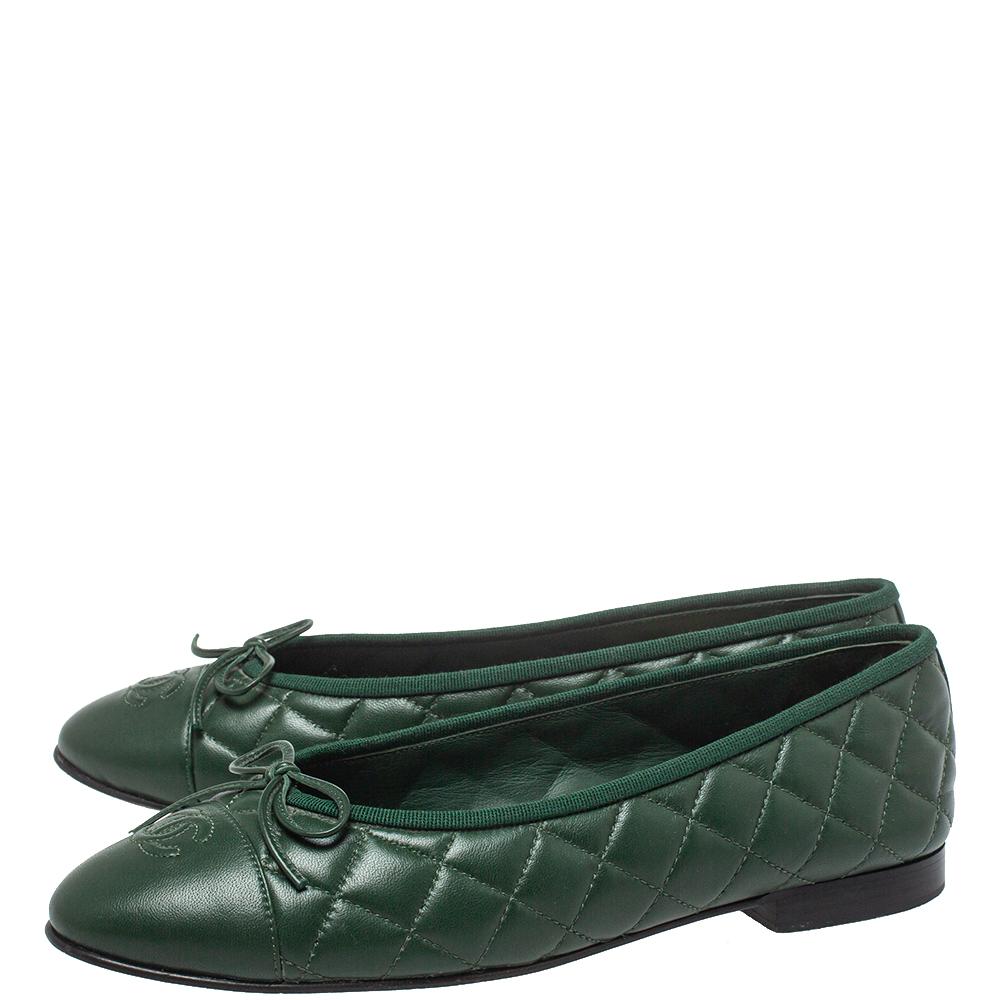 Chanel Green Quilted Leather CC Cap Toe Bow Ballet Flats Size 39.5 In Good Condition In Dubai, Al Qouz 2