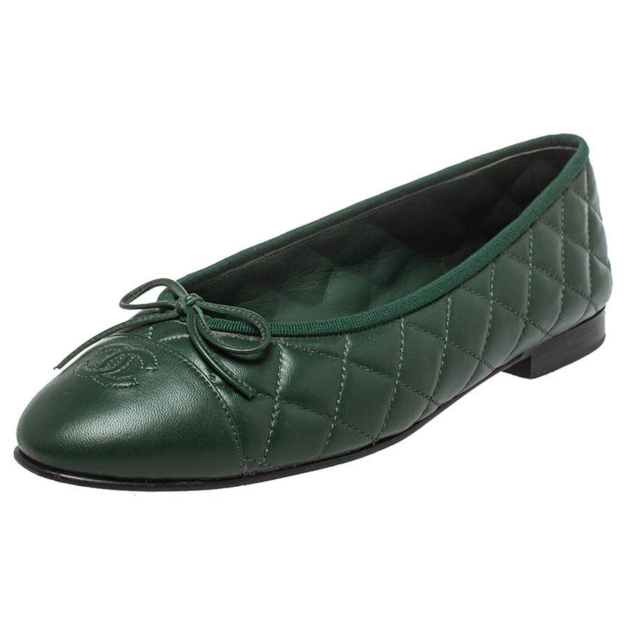 Chanel Grün Gesteppte Leder CC Cap Toe Bow Ballet Flats Größe 39.5