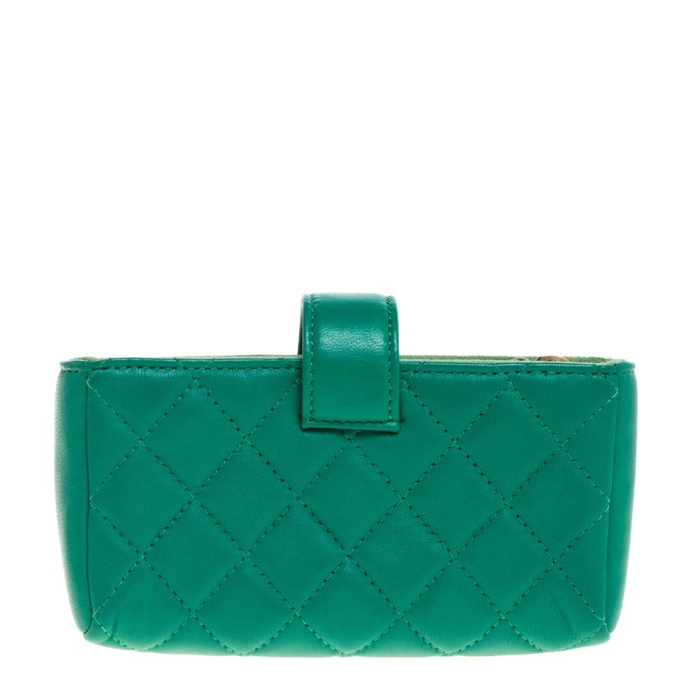 Presenting a leather case with a fine mixture of charm and utility. This green phone holder is a splendid pick. From the house of Chanel, this pretty piece features a CC-detailed flap and a well-sized interior to carry your phone.

