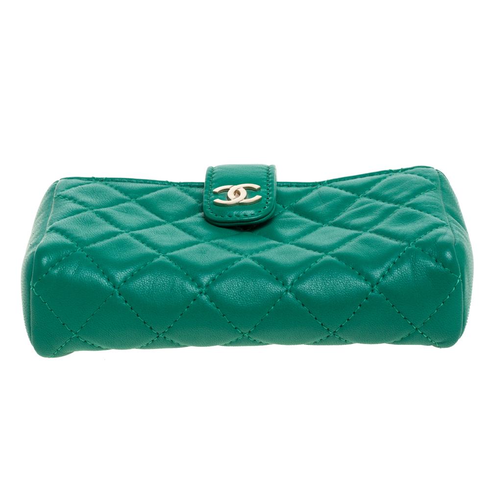 Chanel Green Quilted Leather CC Phone Holder Pouch In Good Condition In Dubai, Al Qouz 2