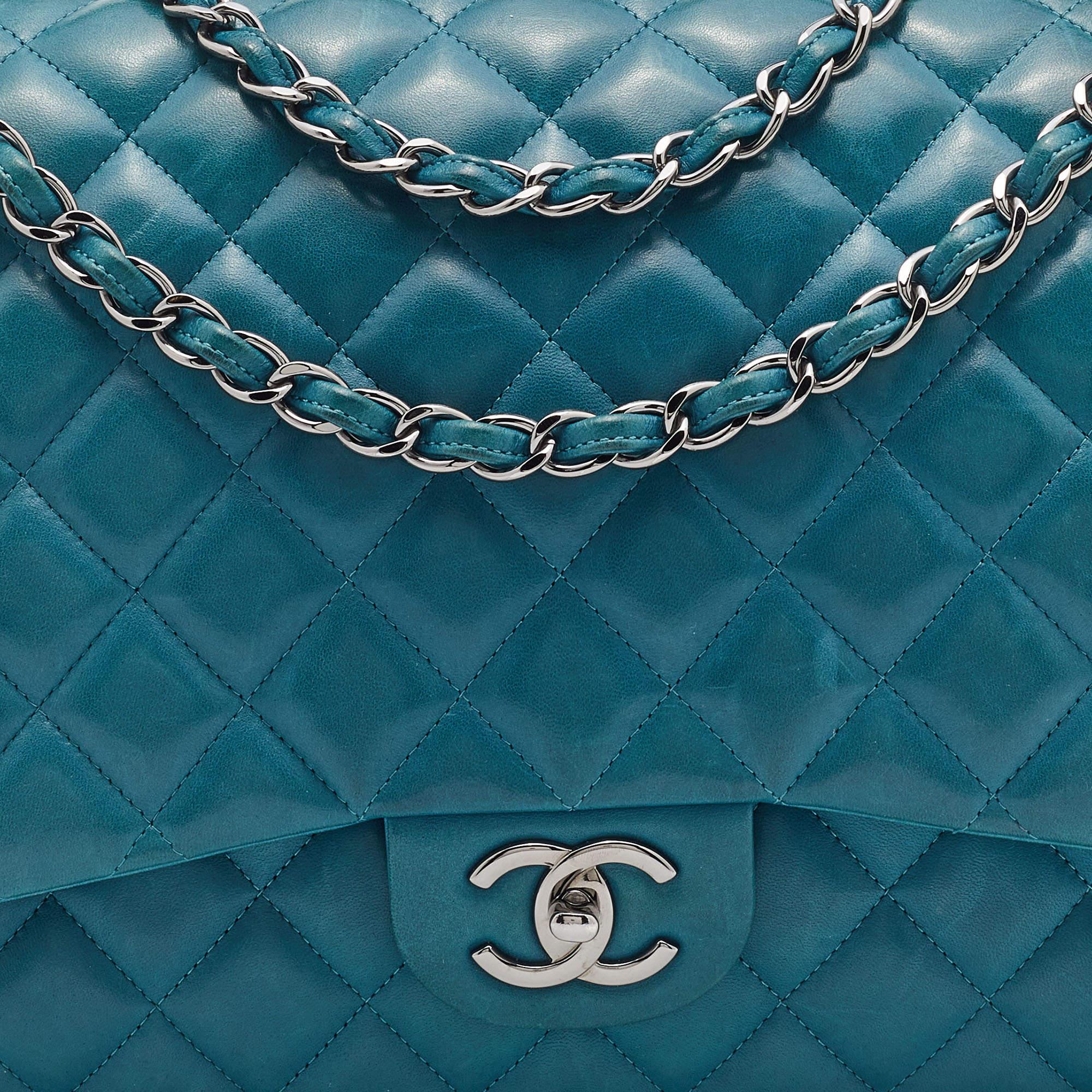 Chanel Grüne Maxi Classic Double Flap Tasche aus gestepptem Leder im Angebot 5