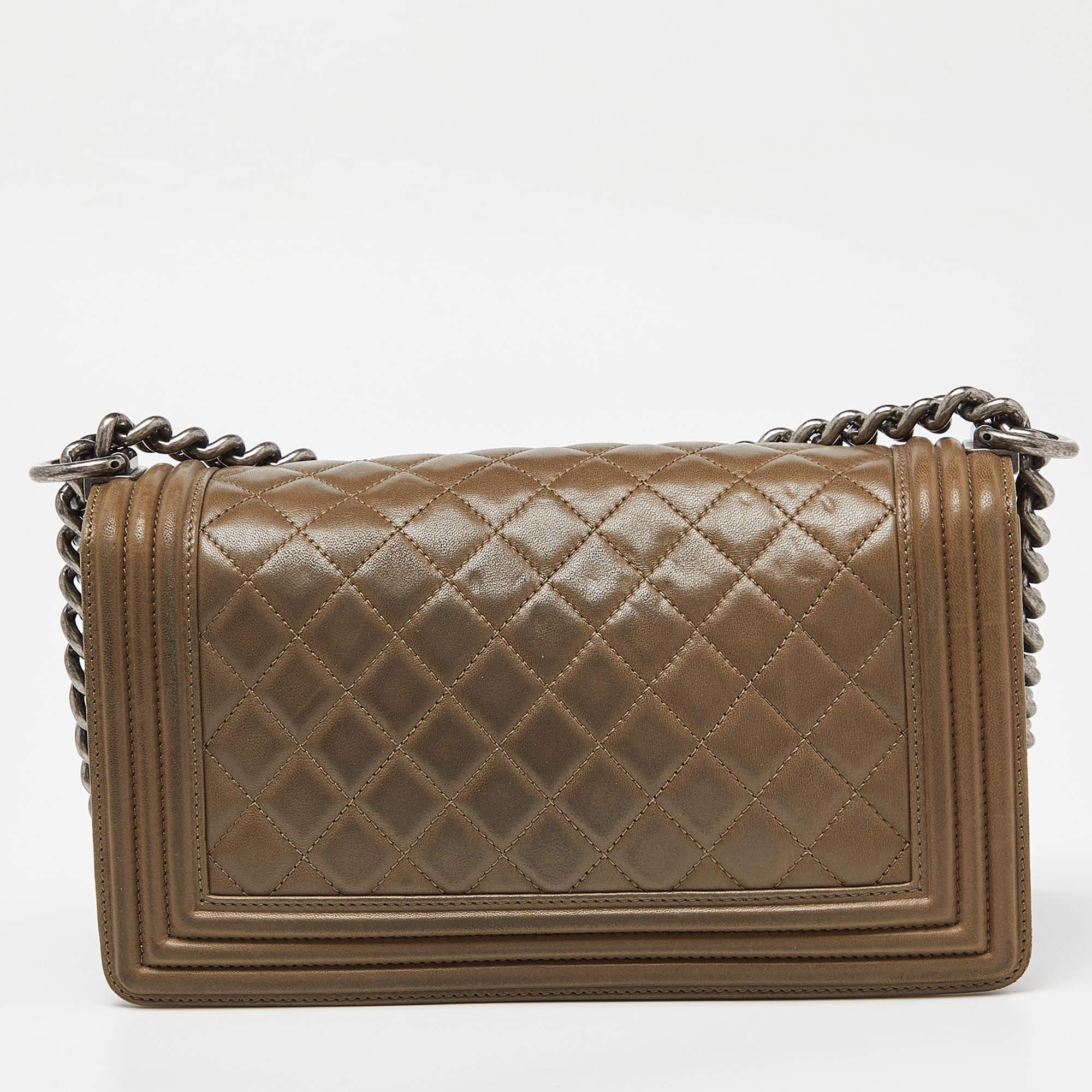 Chanel sac à rabat Boy moyen en cuir matelassé vert Bon état - En vente à Dubai, Al Qouz 2