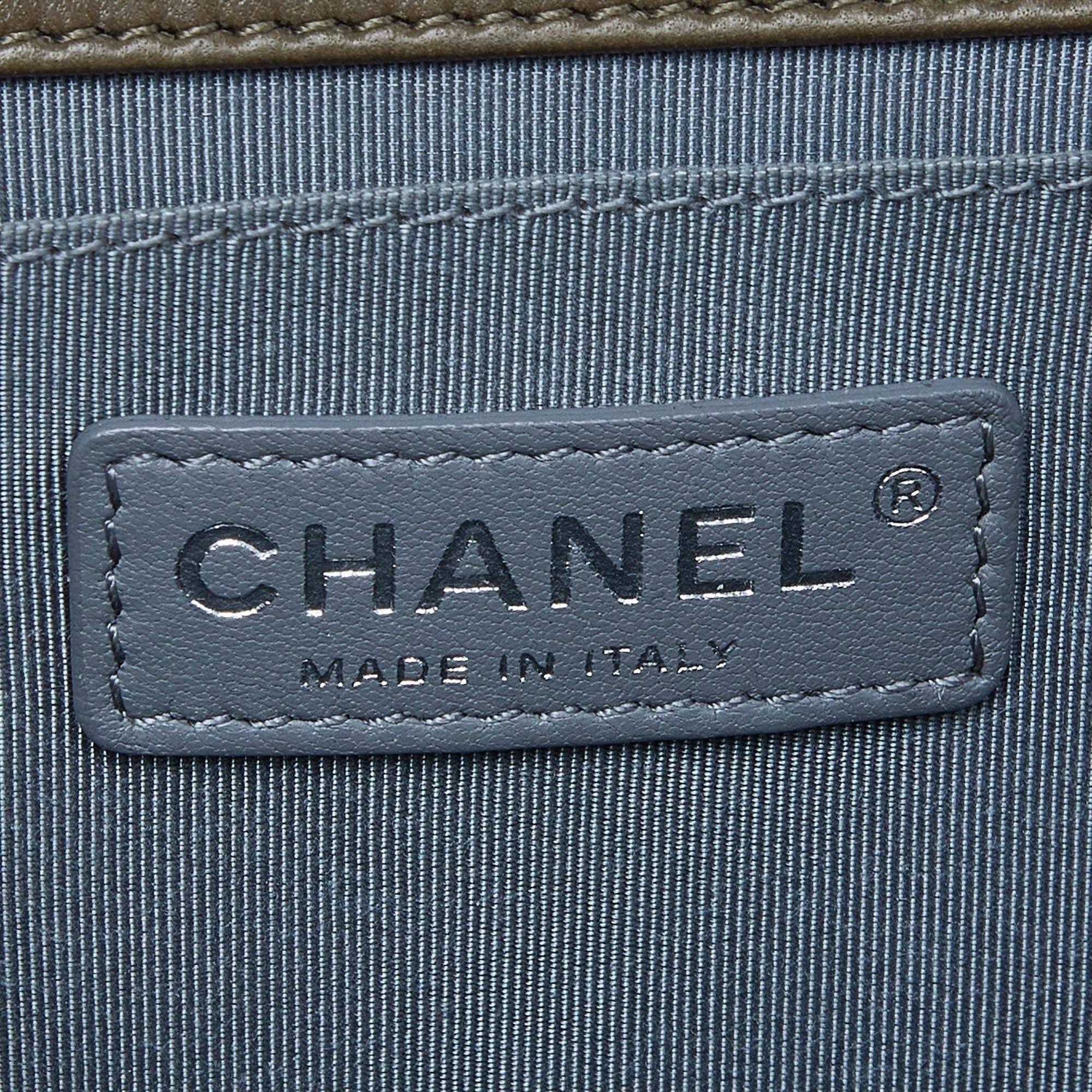 Chanel Grüne gesteppte Leder Medium Boy Klappentasche aus Leder im Angebot 1