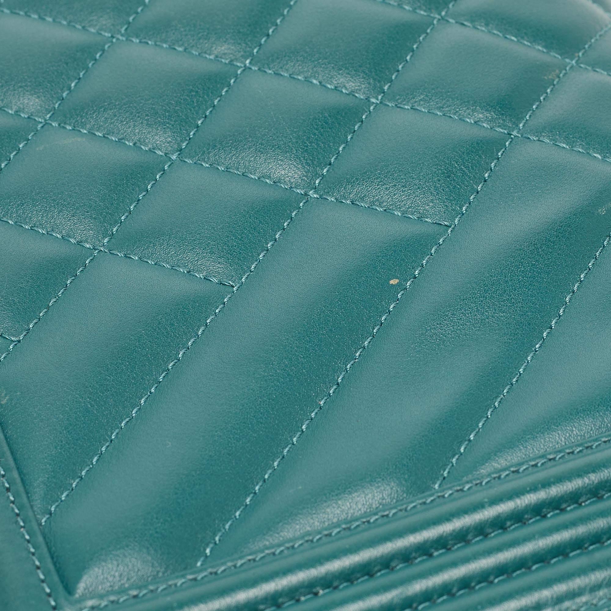 Chanel Neue Medium Boy Bag aus gestepptem Leder in Grün im Angebot 6
