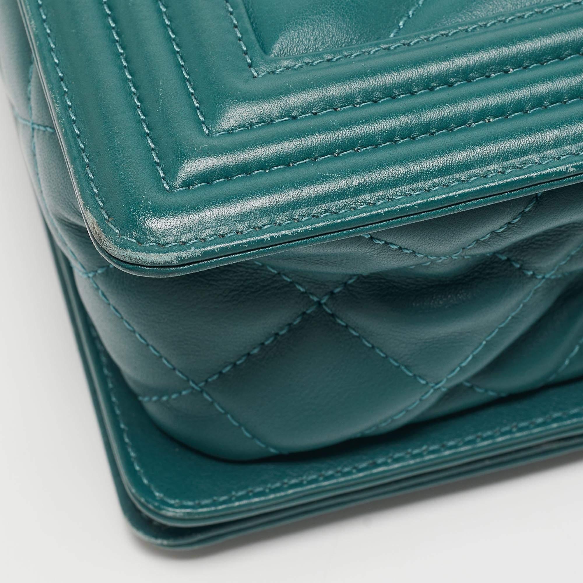 Chanel Neue Medium Boy Bag aus gestepptem Leder in Grün im Angebot 7