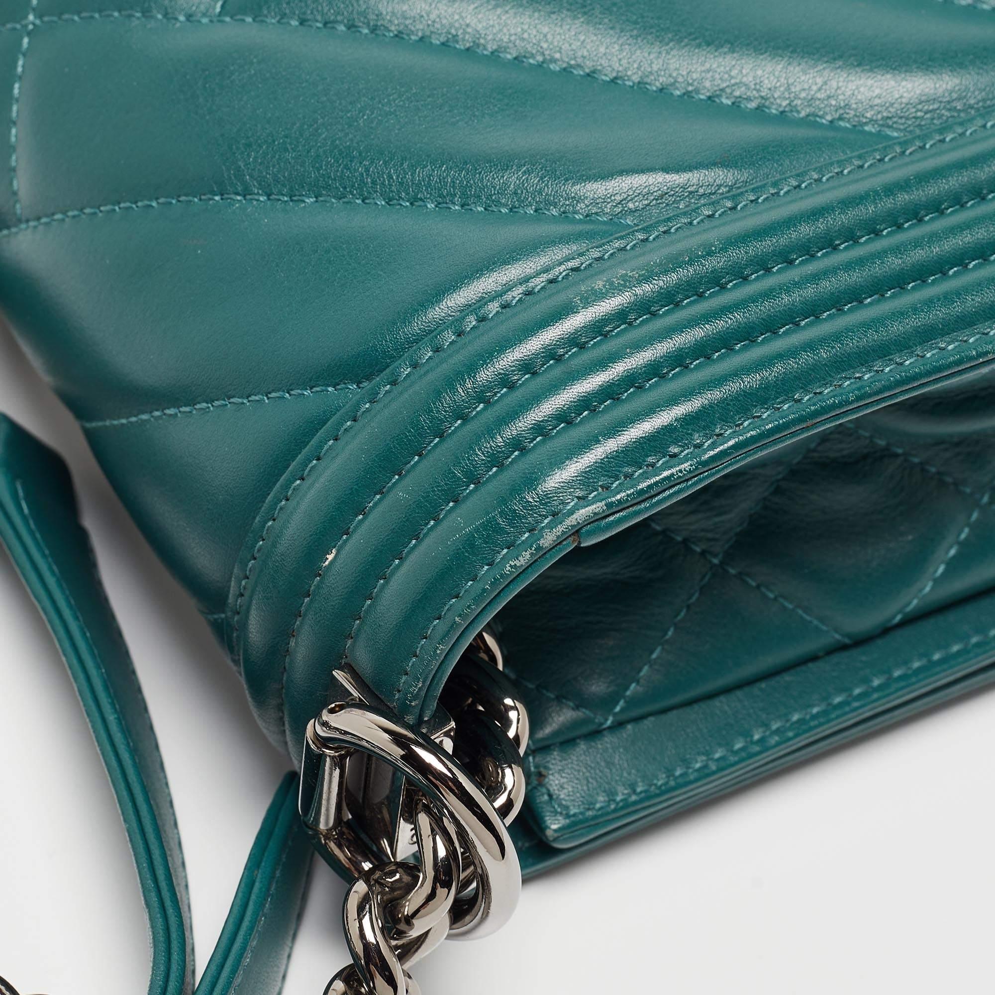 Chanel Neue Medium Boy Bag aus gestepptem Leder in Grün im Angebot 9