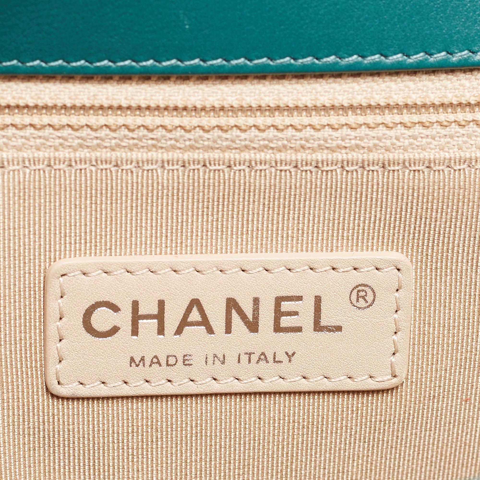 Chanel Neue Medium Boy Bag aus gestepptem Leder in Grün im Angebot 10