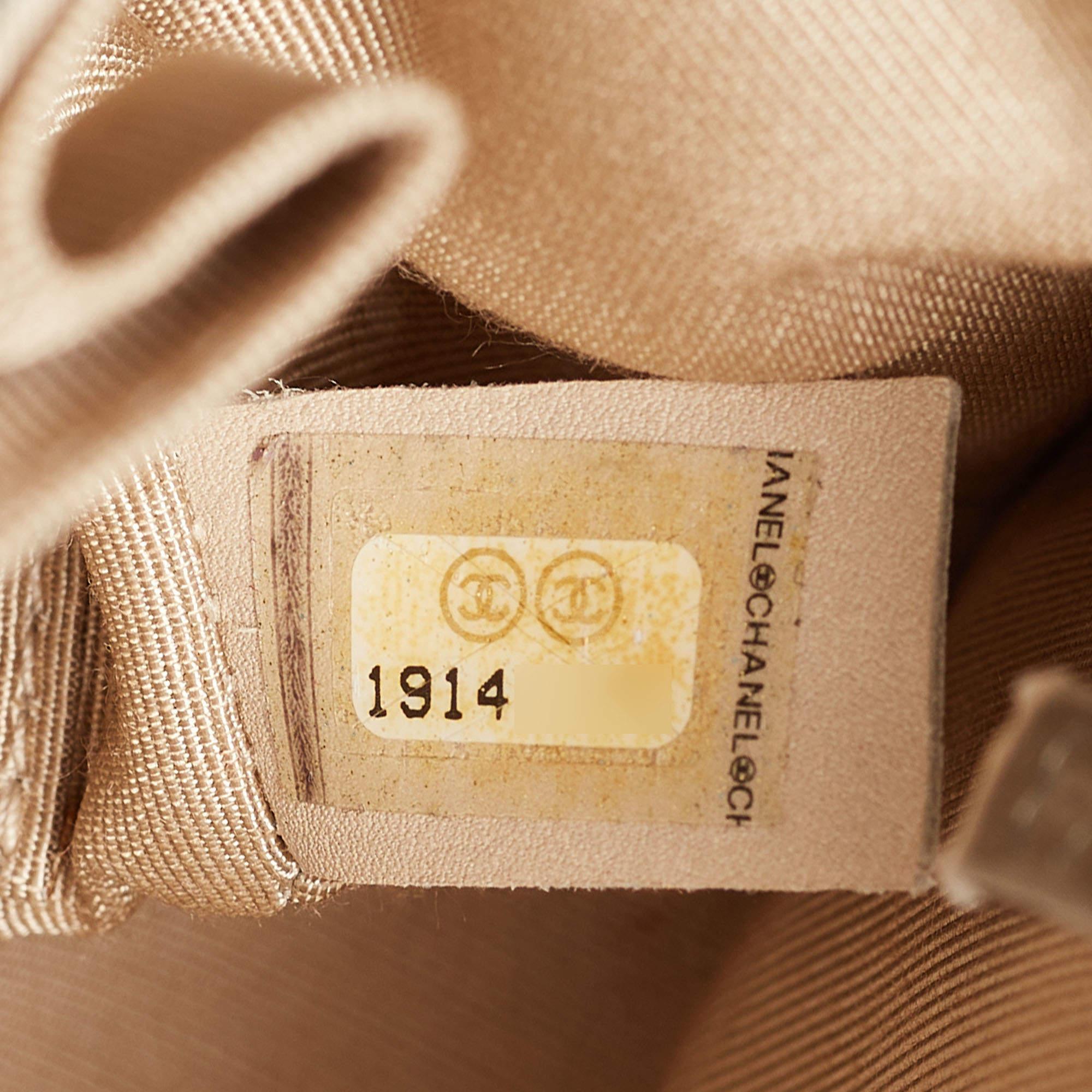 Chanel Neue Medium Boy Bag aus gestepptem Leder in Grün im Angebot 11