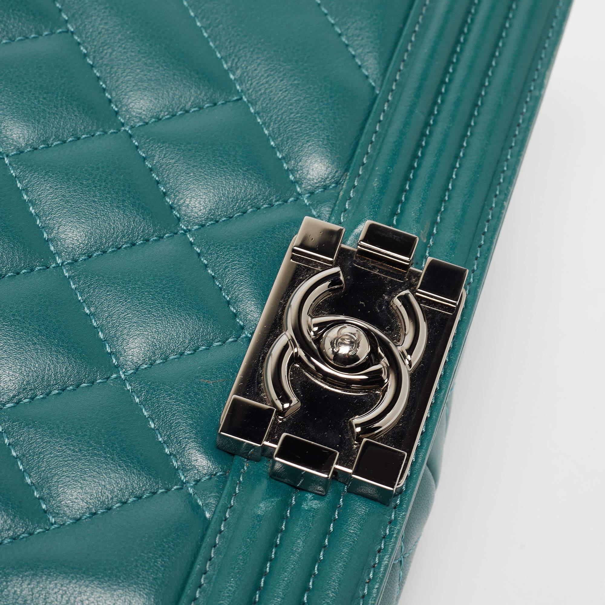 Chanel Neue Medium Boy Bag aus gestepptem Leder in Grün im Angebot 16