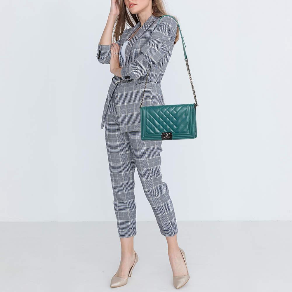 Chanel Green Quilted Leather New Medium Boy Bag In Good Condition In Dubai, Al Qouz 2