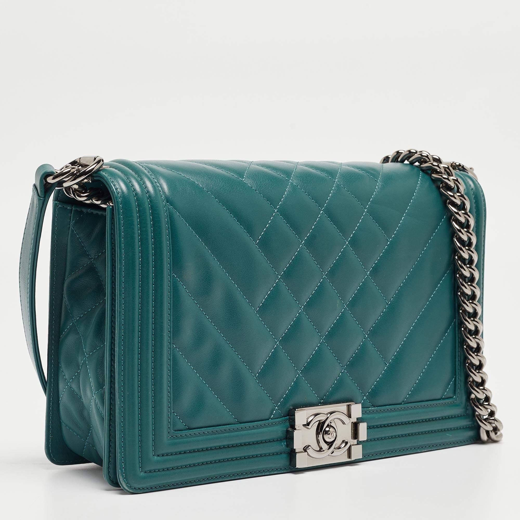Chanel Neue Medium Boy Bag aus gestepptem Leder in Grün Damen im Angebot