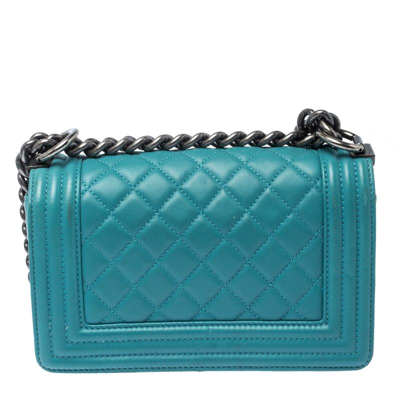 Every Chanel creation deserves to be etched with honor in the history of fashion as they carry irreplaceable style. Like this stunner of a boy flap that has been exquisitely crafted from leather. It does not only bring a green shade but also their