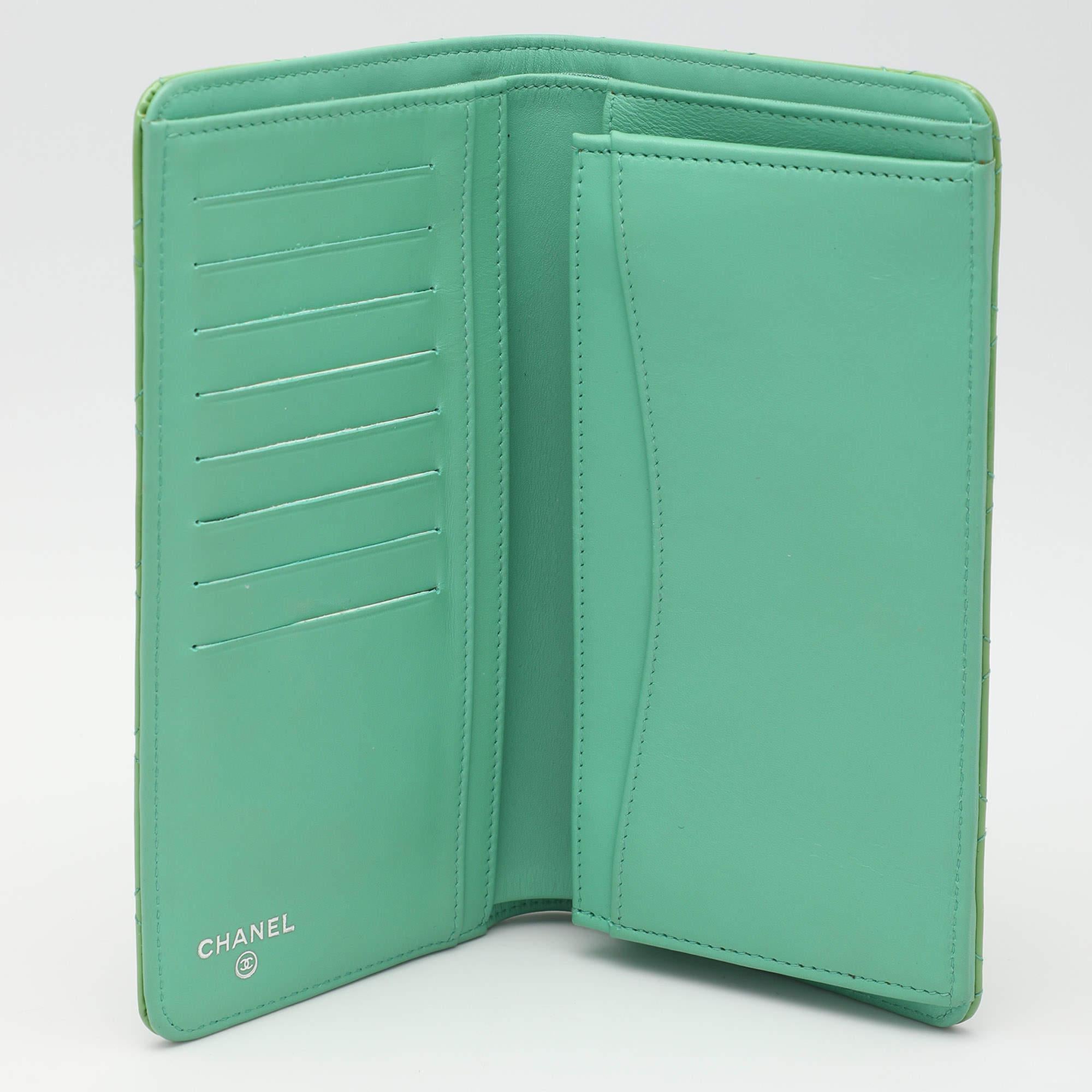 This designer wallet is an immaculate balance of sophistication and rational utility. It has been designed using prime quality materials and elevated by a sleek finish. The creation is equipped with ample space for your monetary essentials.