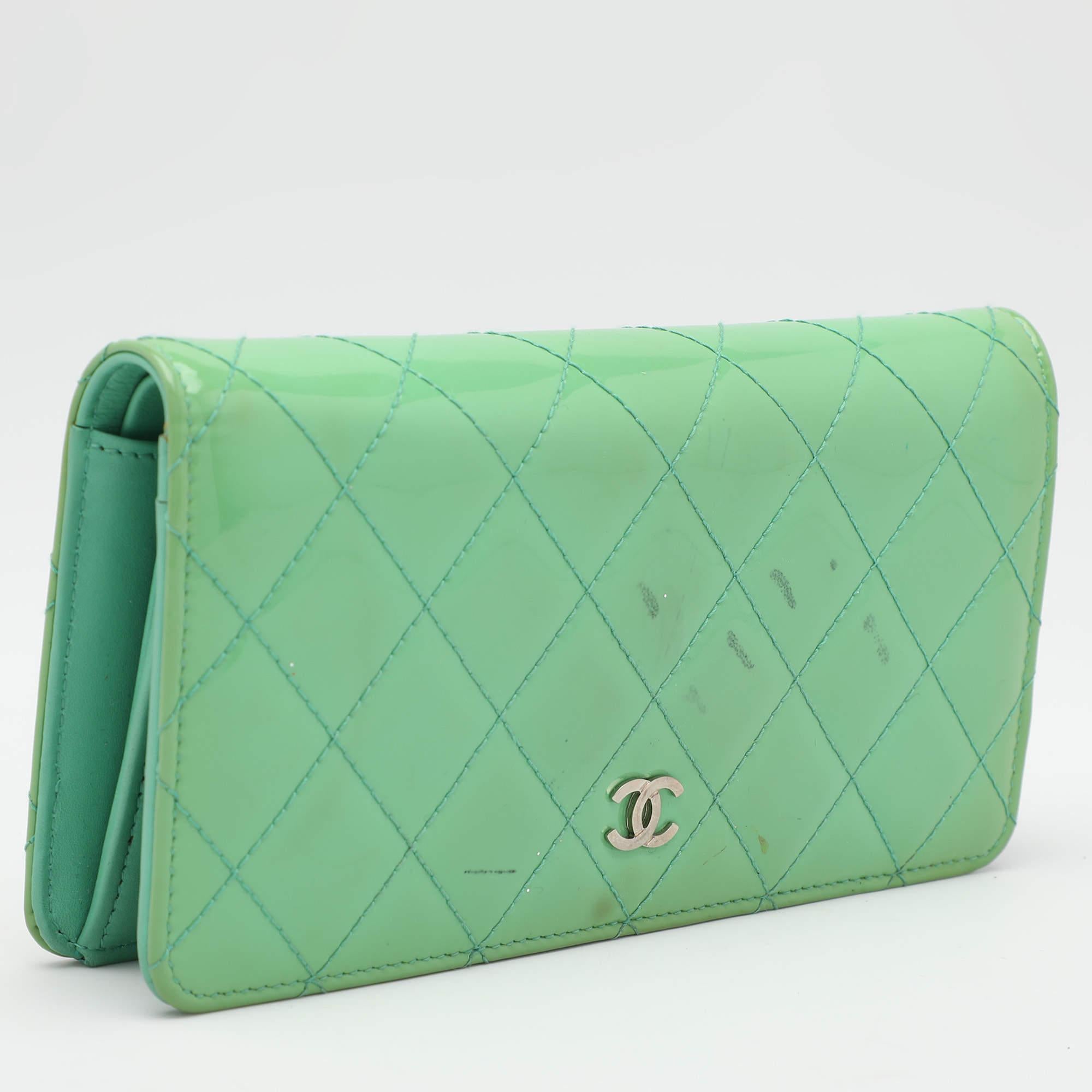 Chanel Green Quilted Patent Leather CC Flap Continental Wallet For Sale 3