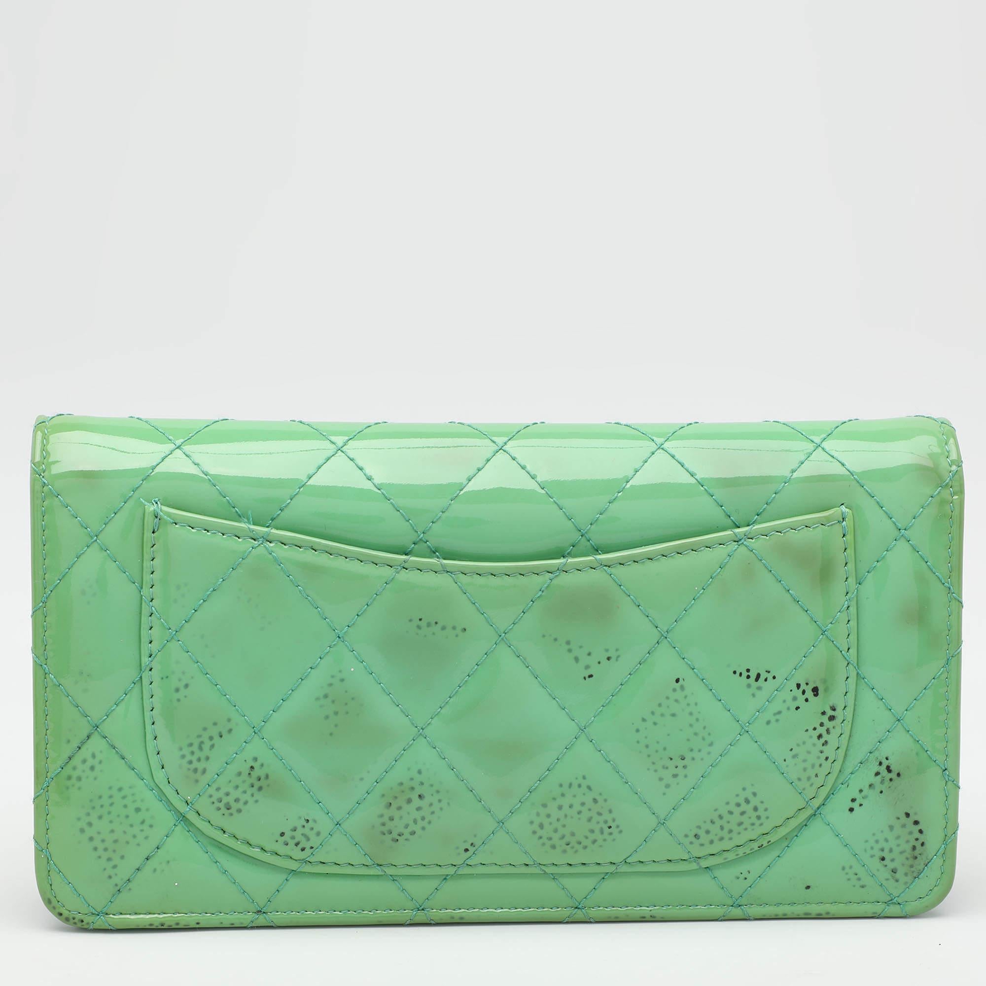 Chanel Green Quilted Patent Leather CC Flap Continental Wallet For Sale 4