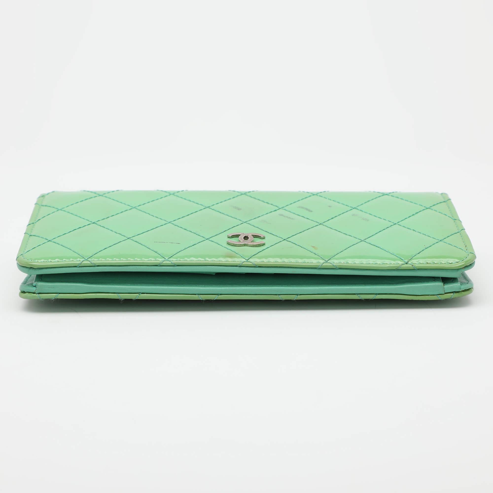 Chanel Green Quilted Patent Leather CC Flap Continental Wallet For Sale 5