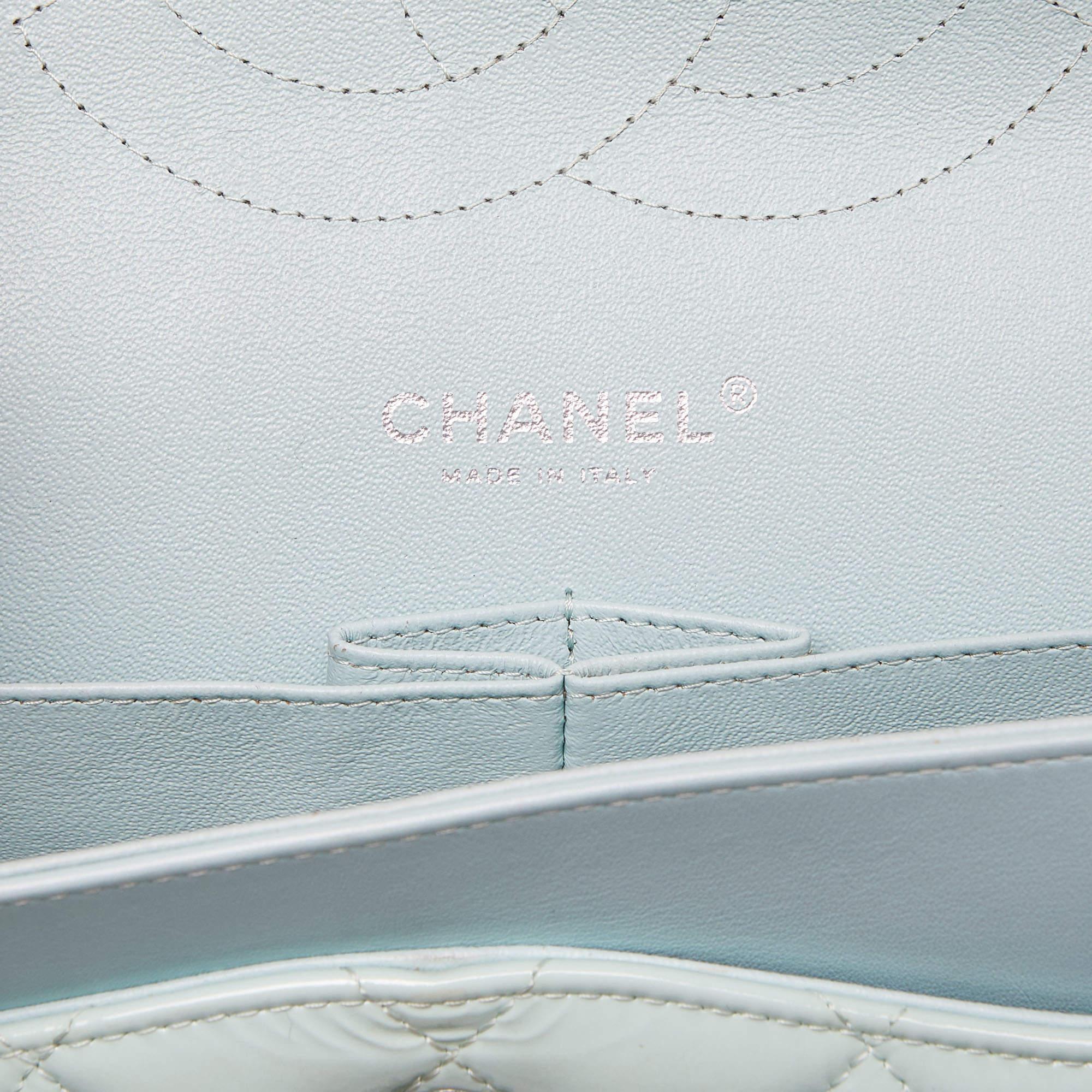 Bolso Chanel Verde Acolchado Charol Jumbo Classic Leather Doble Solapa en venta 7