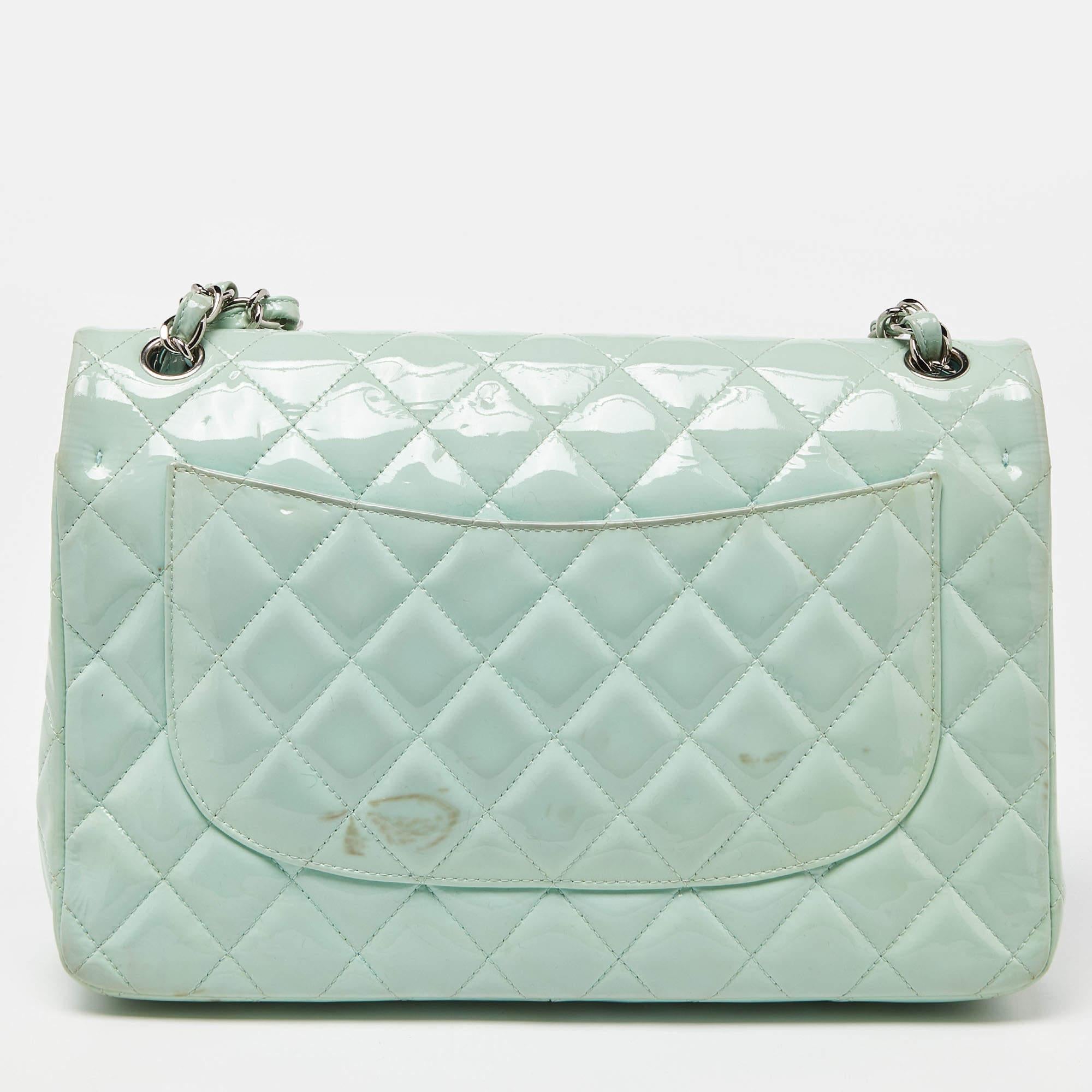 Los bolsos de diseño son los compañeros ideales para un sinfín de ocasiones Aquí tenemos una pieza que aúna moda y funcionalidad, elaborada con precisión. Está equipado con un interior de buen tamaño en el que caben fácilmente todos tus objetos