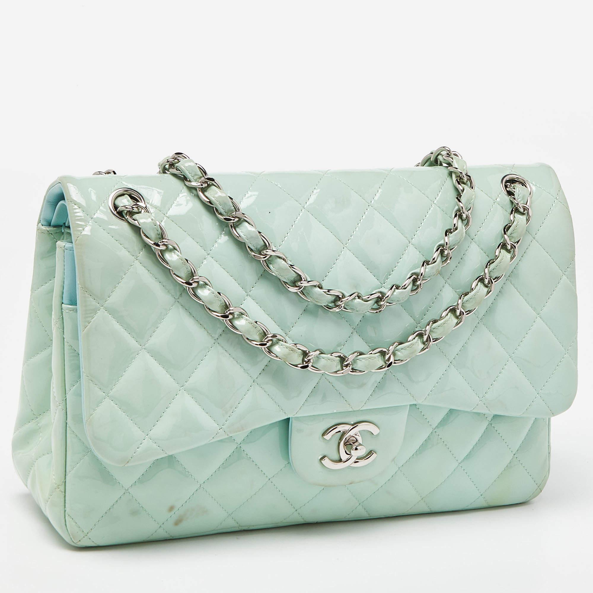 Bolso Chanel Verde Acolchado Charol Jumbo Classic Leather Doble Solapa en Bastante bueno estado para la venta en Dubai, Al Qouz 2