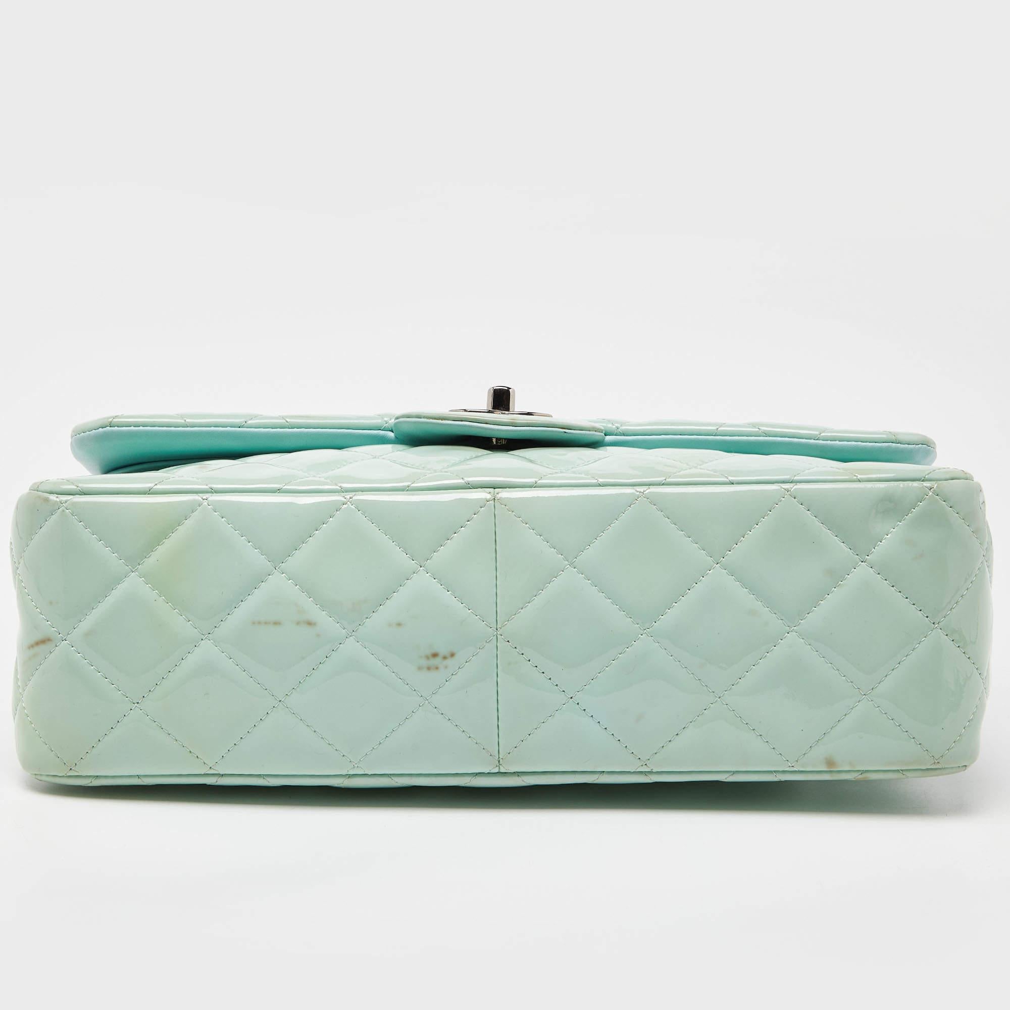 De las mujeres Bolso Chanel Verde Acolchado Charol Jumbo Classic Leather Doble Solapa en venta