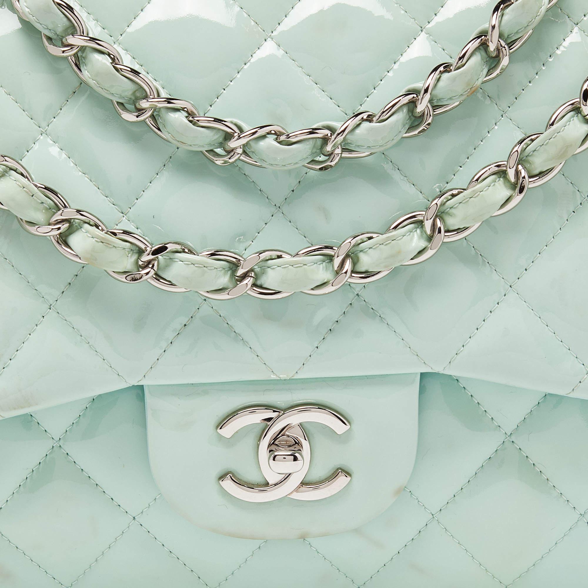 Bolso Chanel Verde Acolchado Charol Jumbo Classic Leather Doble Solapa en venta 1