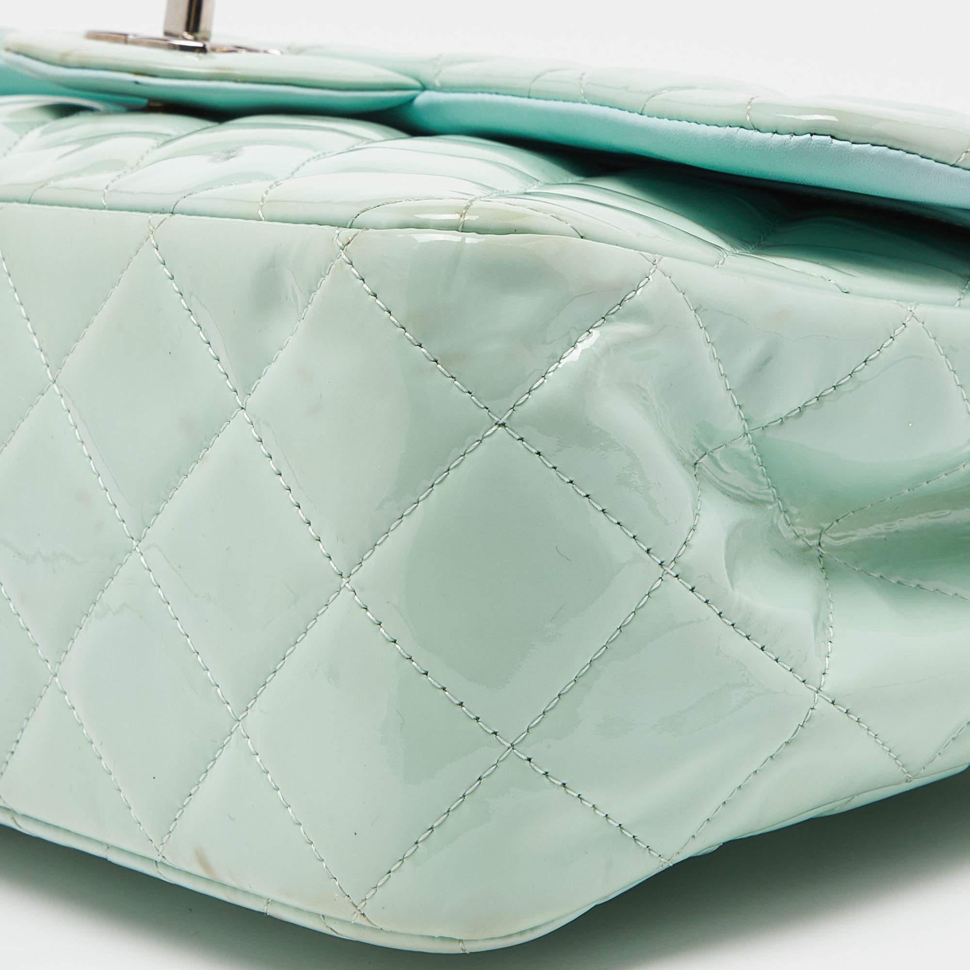 Bolso Chanel Verde Acolchado Charol Jumbo Classic Leather Doble Solapa en venta 2