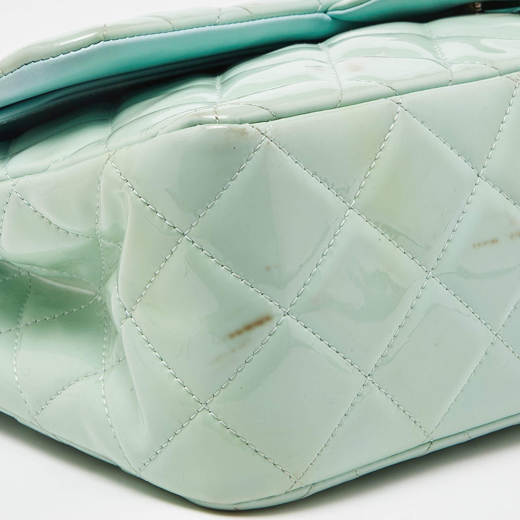 Bolso Chanel Verde Acolchado Charol Jumbo Classic Leather Doble Solapa en venta 3