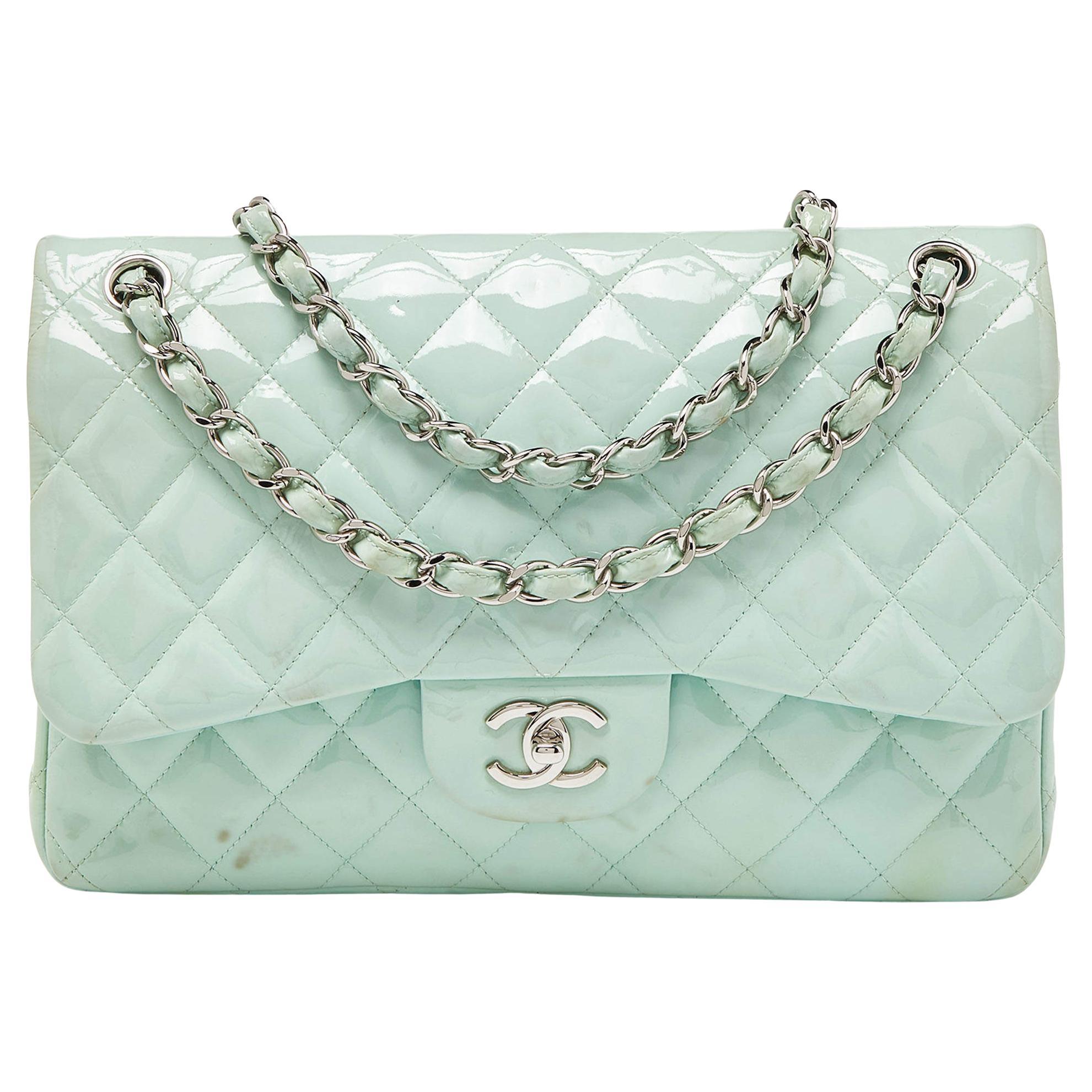 Bolso Chanel Verde Acolchado Charol Jumbo Classic Leather Doble Solapa en venta