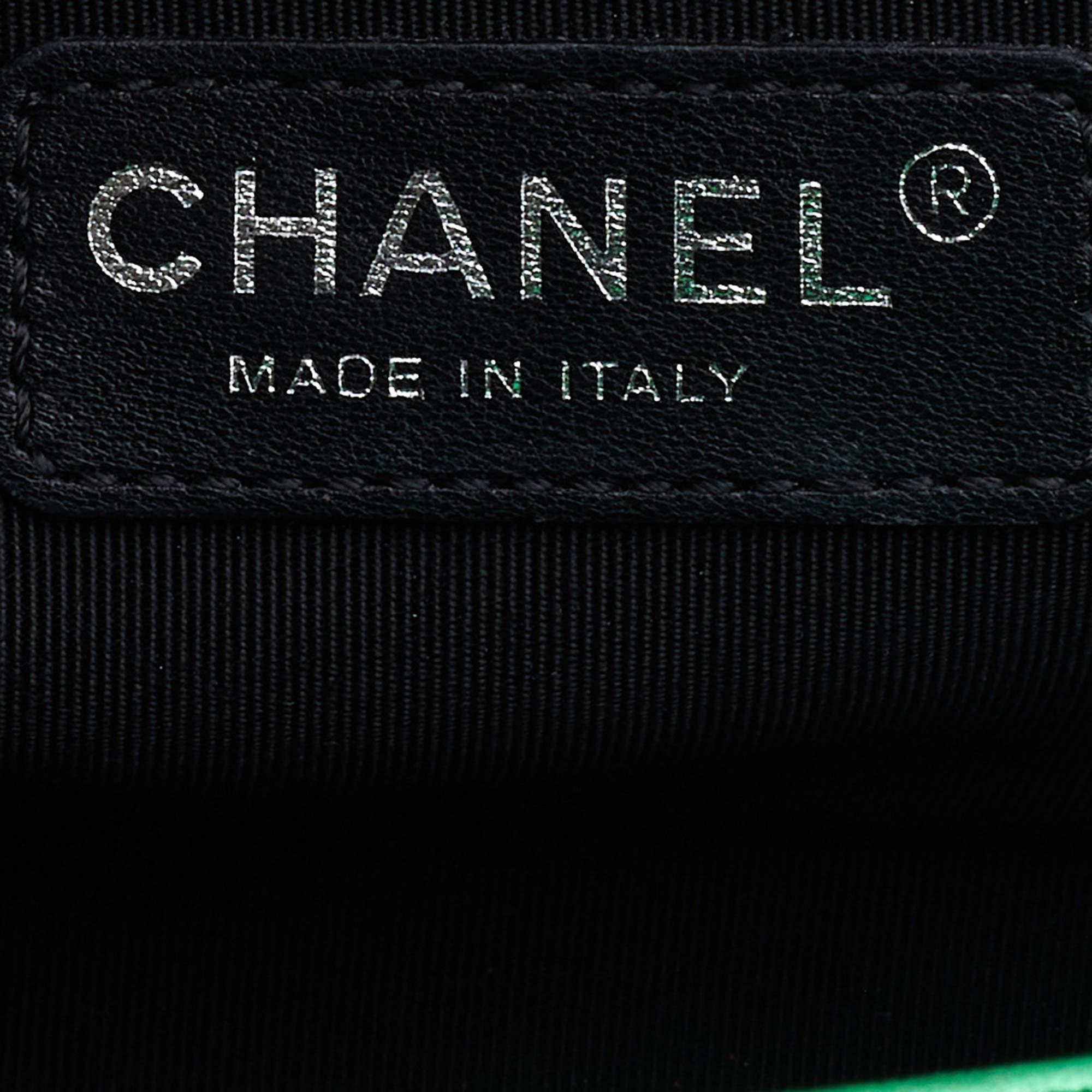 Chanel Grüne gesteppte Lackleder Medium Boy Klappentasche im Angebot 6