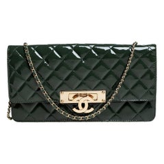 Chanel Grün Gestepptes Lackleder Medium Golden Class Ost/West Klappe Tasche