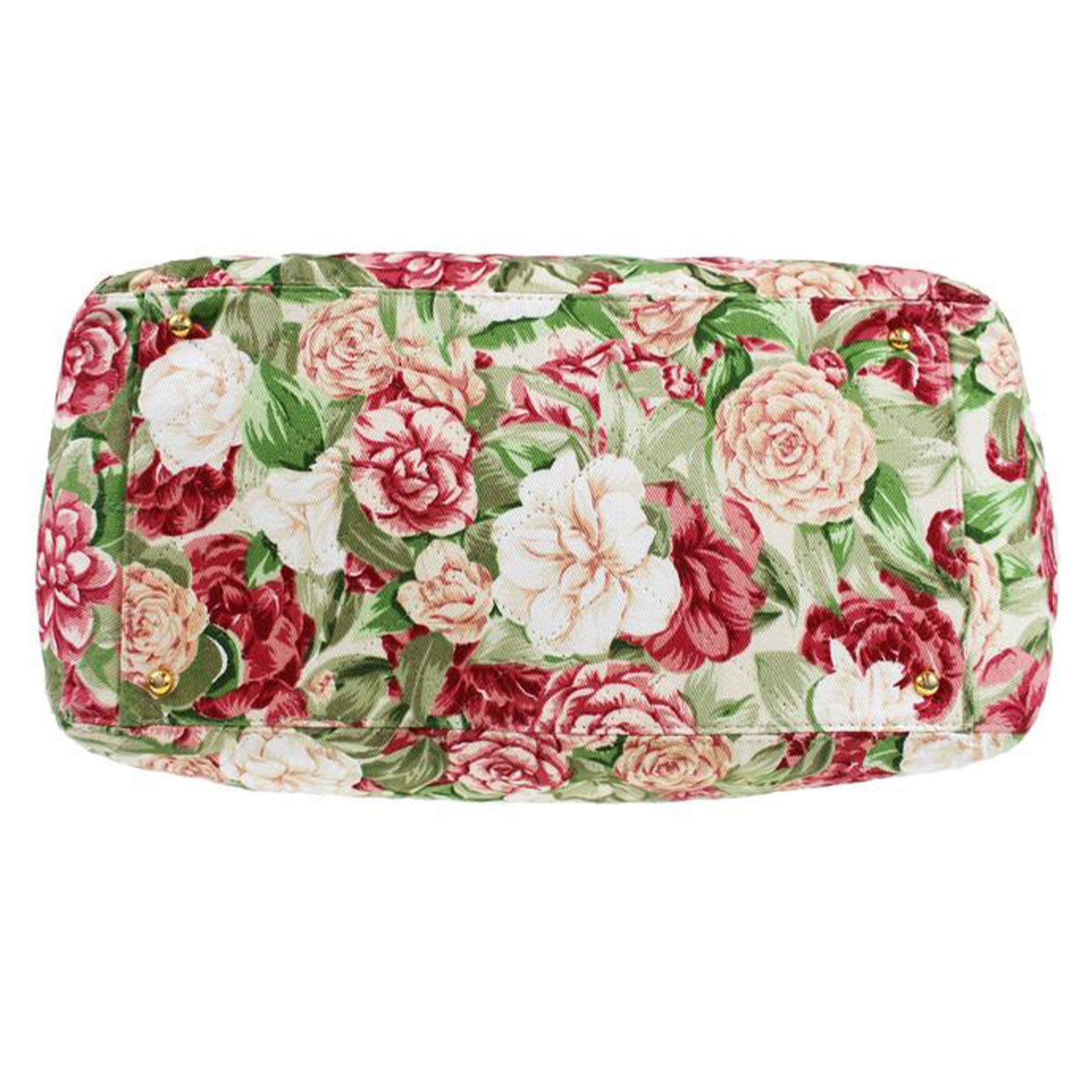Chanel Green Red Shopping Floral Flower Beach Pool Quilted CC Tote In Good Condition For Sale In Miami, FL