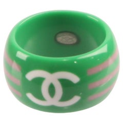 Chanel green resins novelty ring, Cruise collection, 2003