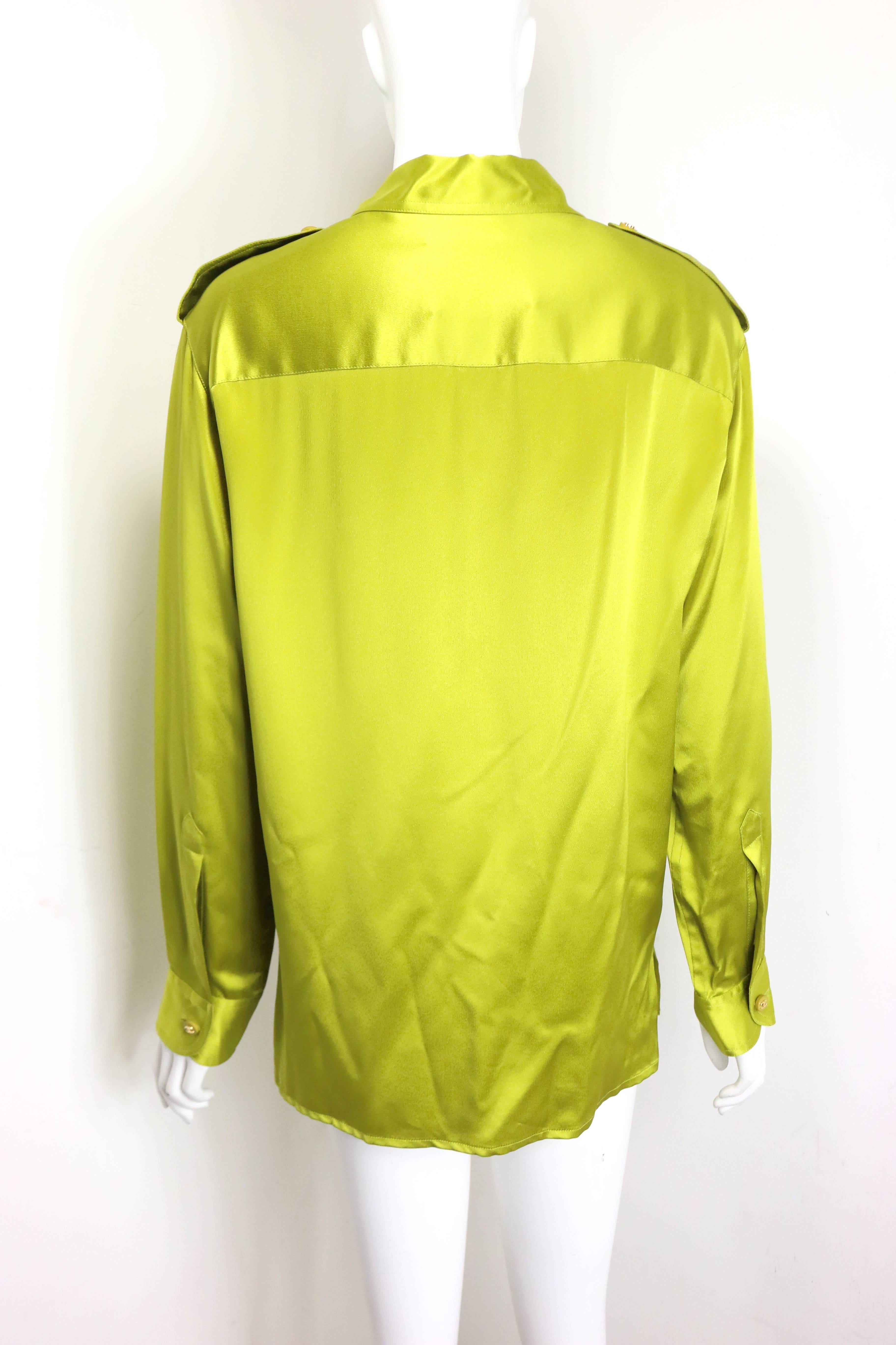 - Vintage 90s Chanel grüner Satin Seidenkragen Hemd. 

- Schulterklappe mit goldfarbenem 