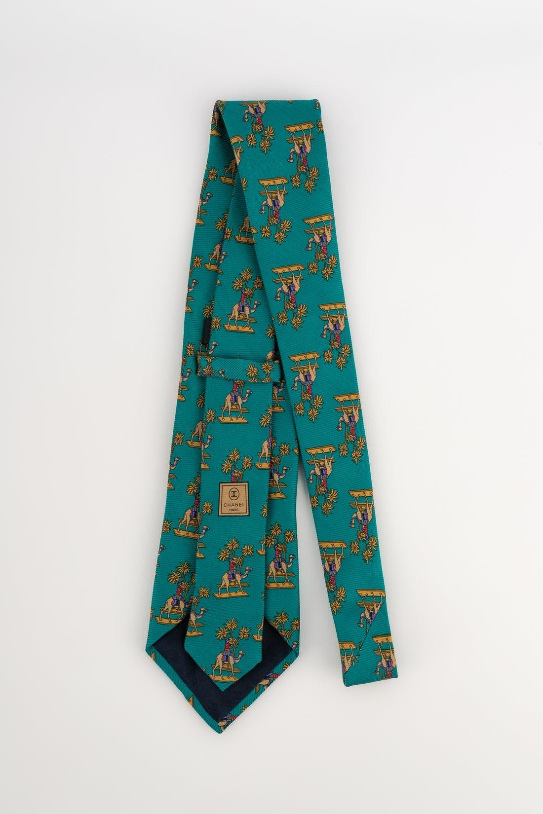 CHANEL - (Made in France) Green silk tie illustrated with dromedaries.

Additional information:
Condition: Very good condition
Dimensions: Width: 9 cm

SKU:ACC101