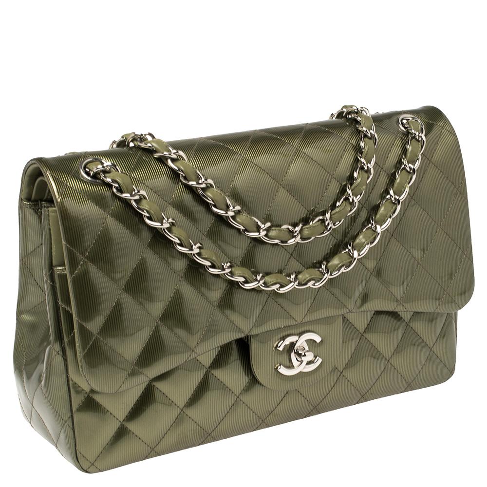 Chanel Green Striated Quilted Patent Leather Classic Jumbo Double Flap Bag In Good Condition In Dubai, Al Qouz 2