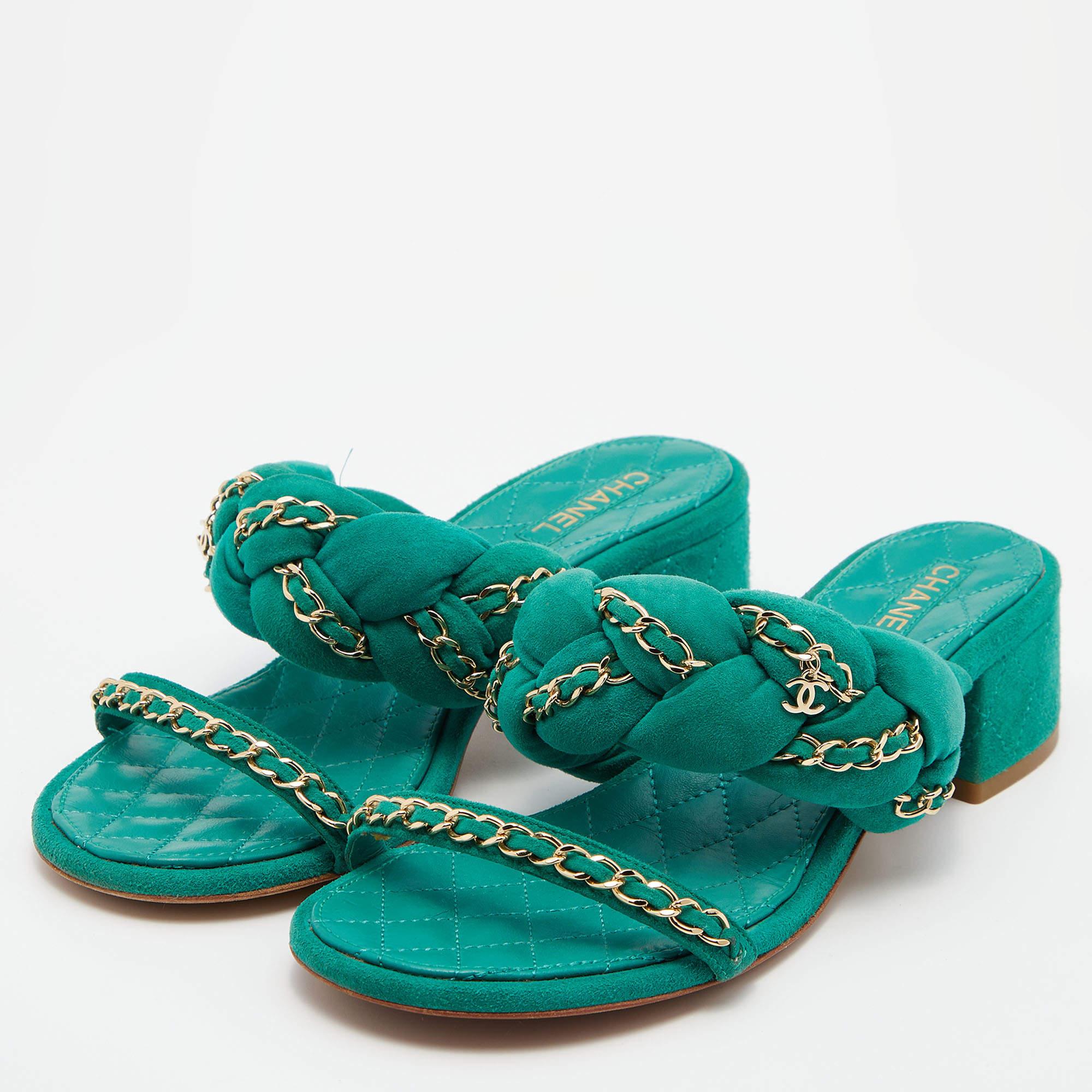 Chanel Green Suede Chain Embellished Flat Slide Sandals Size 38.5 In Good Condition In Dubai, Al Qouz 2