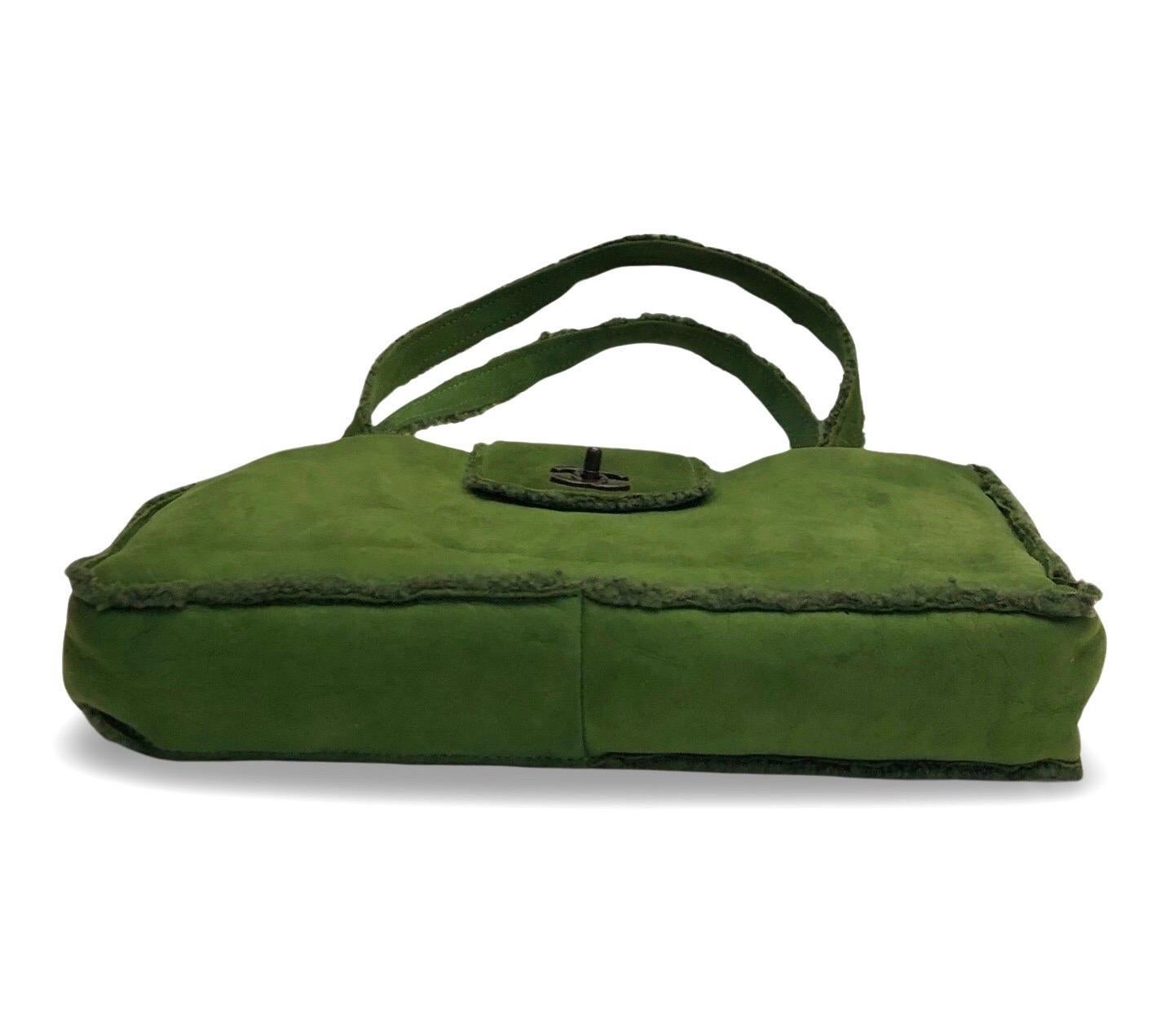 Chanel green suede shearling trim CC turn-lock shoulder handbag In Excellent Condition In Sheung Wan, HK