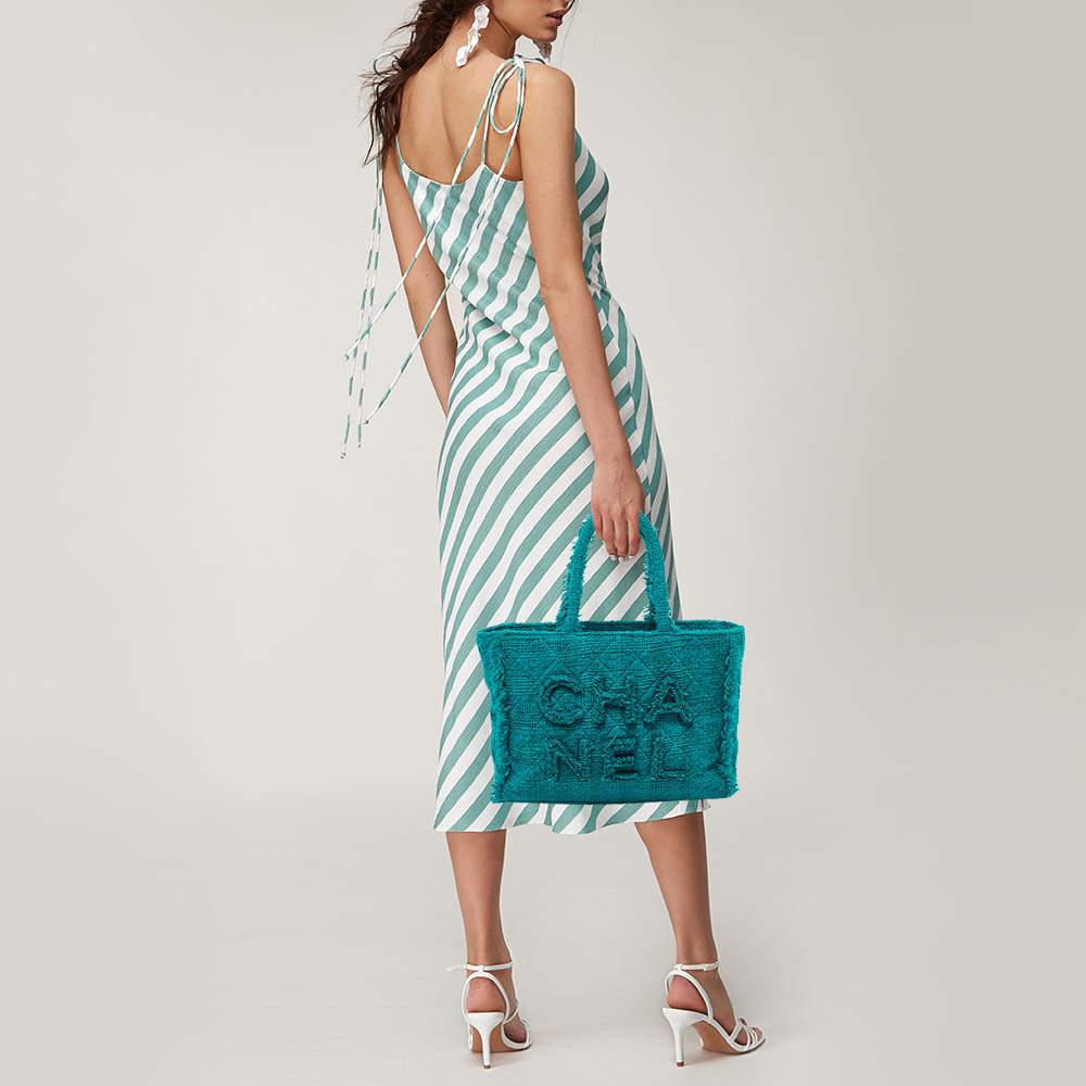 This alluring tote bag for women has been designed to assist you on any day. Convenient to carry and fashionably designed the tote is cut with skill and sewn into a great shape. It is well equipped to be a reliable accessory.