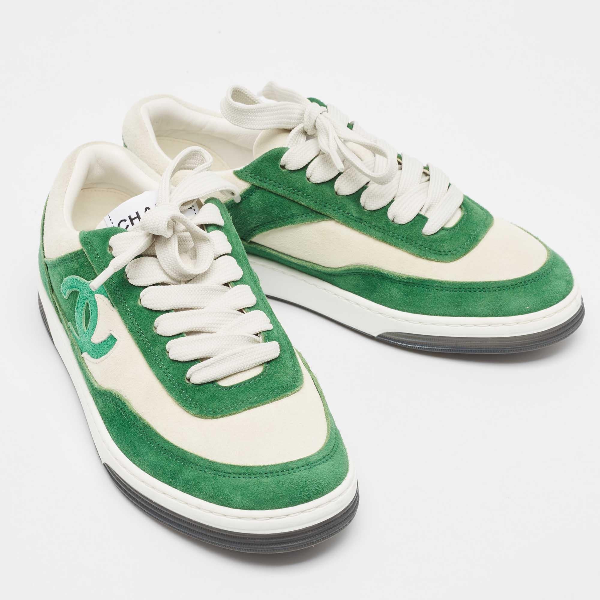 Chanel Green/White Suede CC Low Top Sneakers Size 37 In Good Condition For Sale In Dubai, Al Qouz 2
