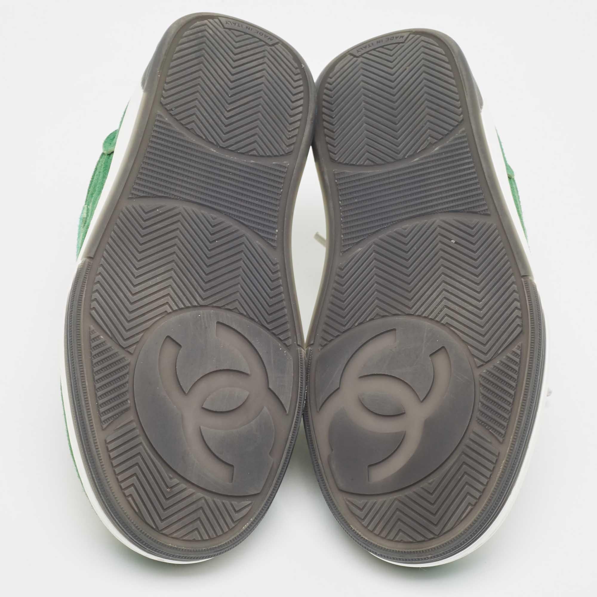 Chanel Green/White Suede CC Low Top Sneakers Size 37 For Sale 2